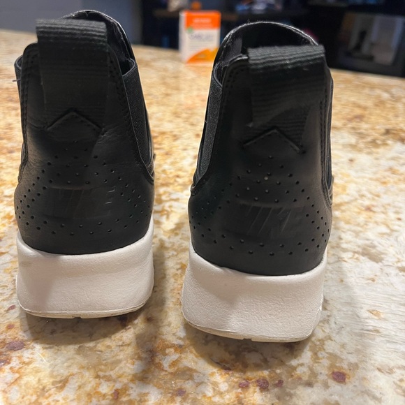 Nike Air Max Thea Mid, black sneaker boot, size 8.5 - Picture 5 of 6